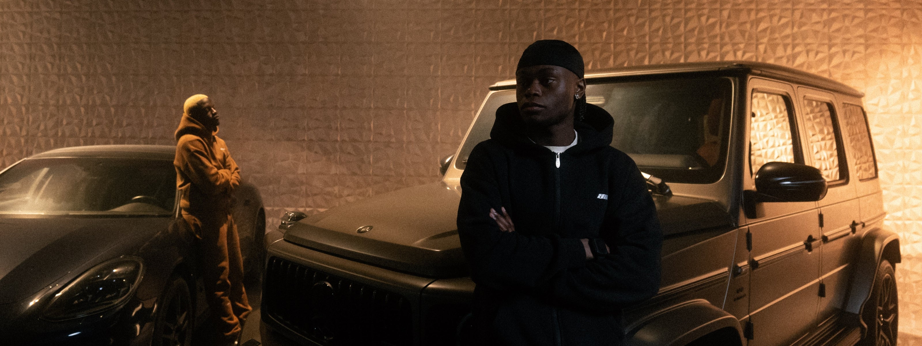 Schwarzer Zipper Reischverschluss Jacke weißes Logo