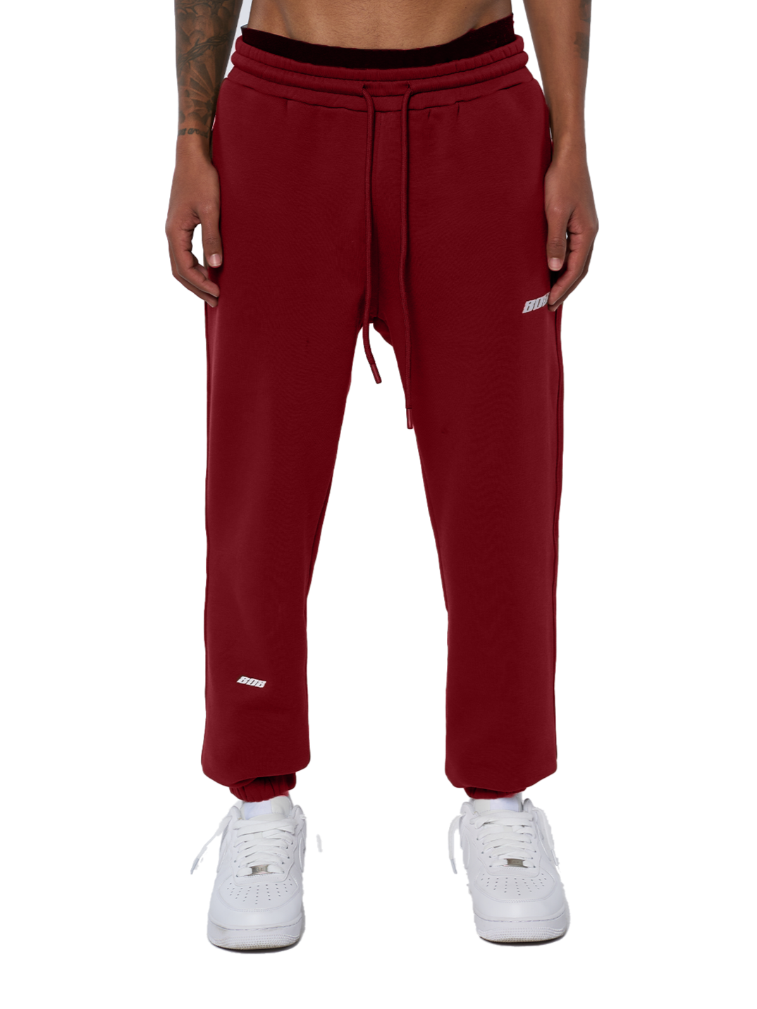 Weinrote Jogger mit weißem 808 Logo vorne