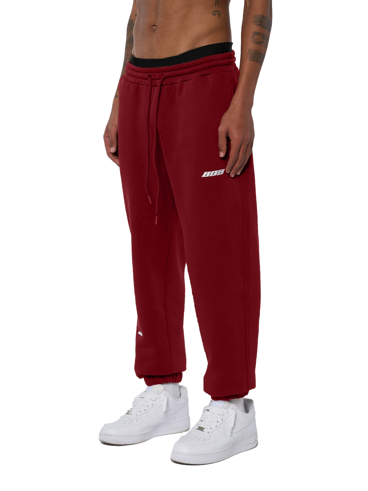 Weinrote Jogger mit weißem 808 Logo vorne